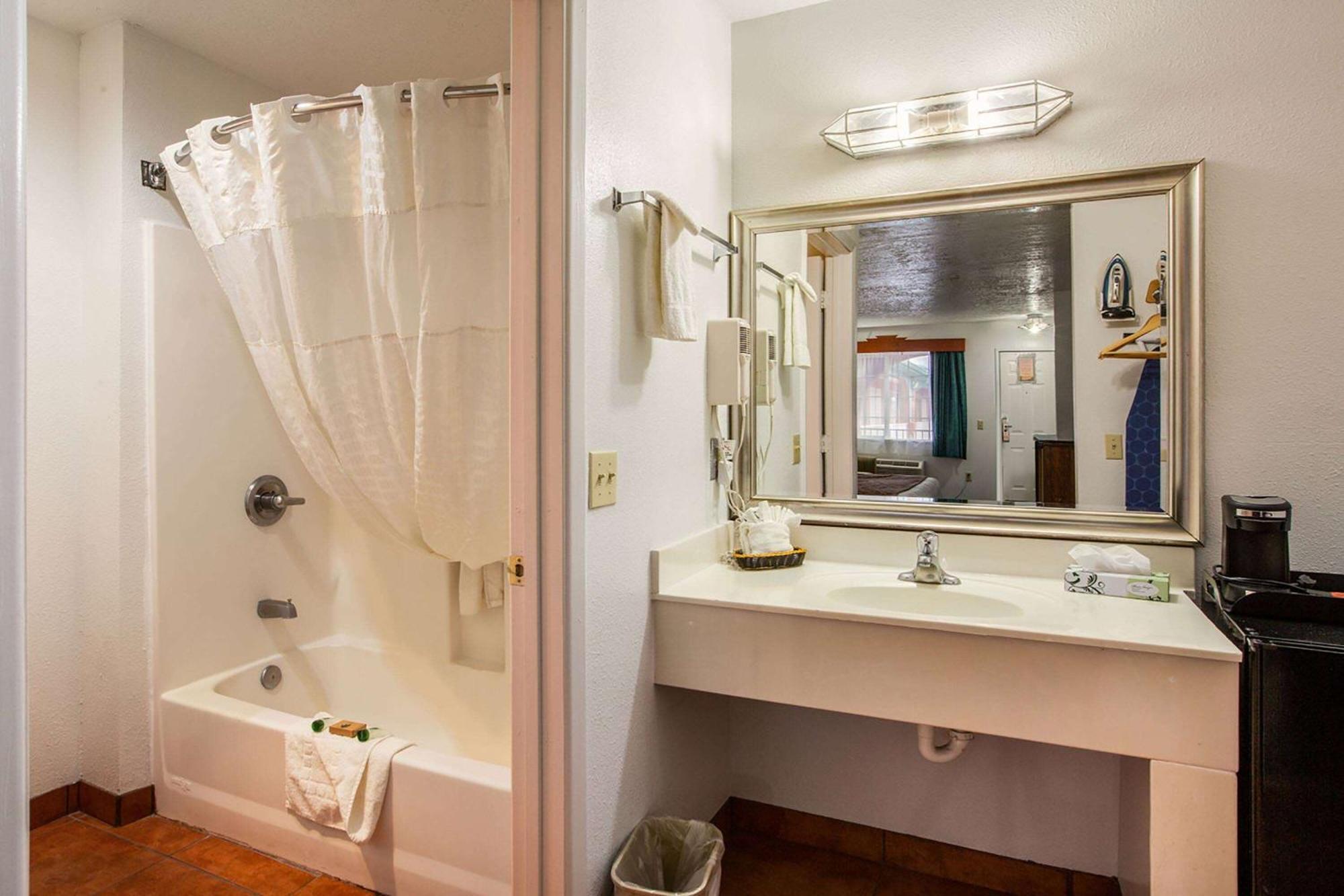 ألباكركي Sandia Peak Inn Old Town Abq, A Howard Johnson By Wyndham المظهر الخارجي الصورة