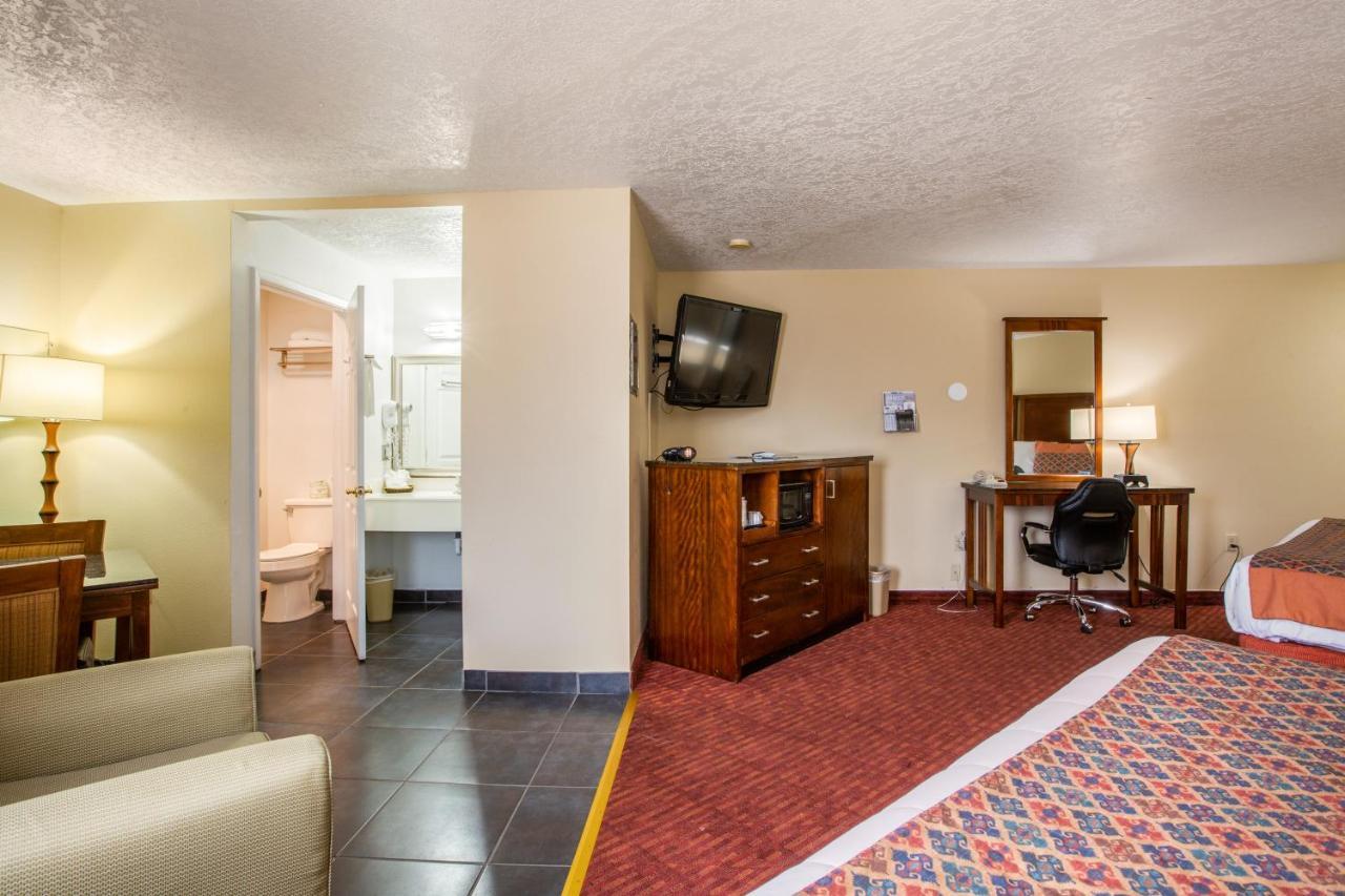 ألباكركي Sandia Peak Inn Old Town Abq, A Howard Johnson By Wyndham المظهر الخارجي الصورة
